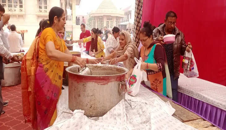  श्री खाटू श्याम मंदिर में श्याम परिवार द्वारा अन्नकूट प्रसाद वितरण कार्यक्रम आयोजित 