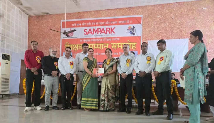 District Education Officer SIRSA honored Seema Rani Sangwan for being the topper in the district