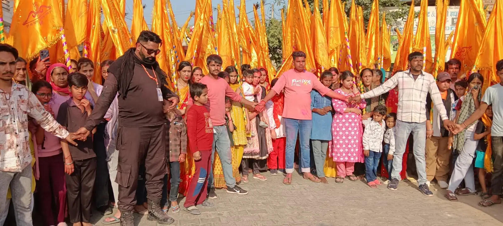 In the Falgun festival at Shri Khatu Shyam Dham, devotees played Holi with flowers and gulal with Baba Shyam and sang hymns of Baba Shyam