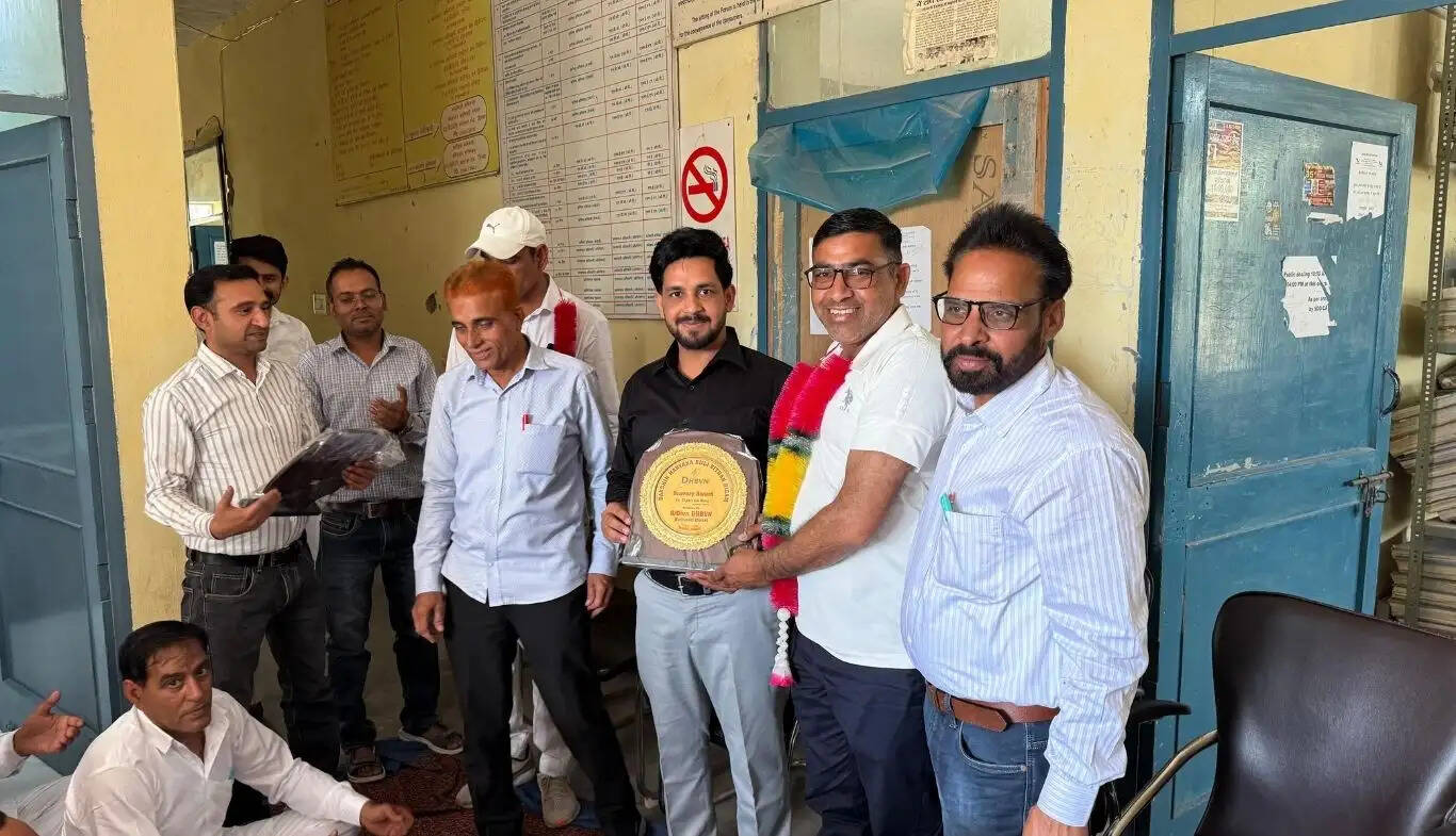 Brave electricity employee Shyam Lal and Sarpanch Krishna Khoth of Arniyanwali, who saved the lives of mother and daughter in Raj Canal Canal, were honored in Chowpata