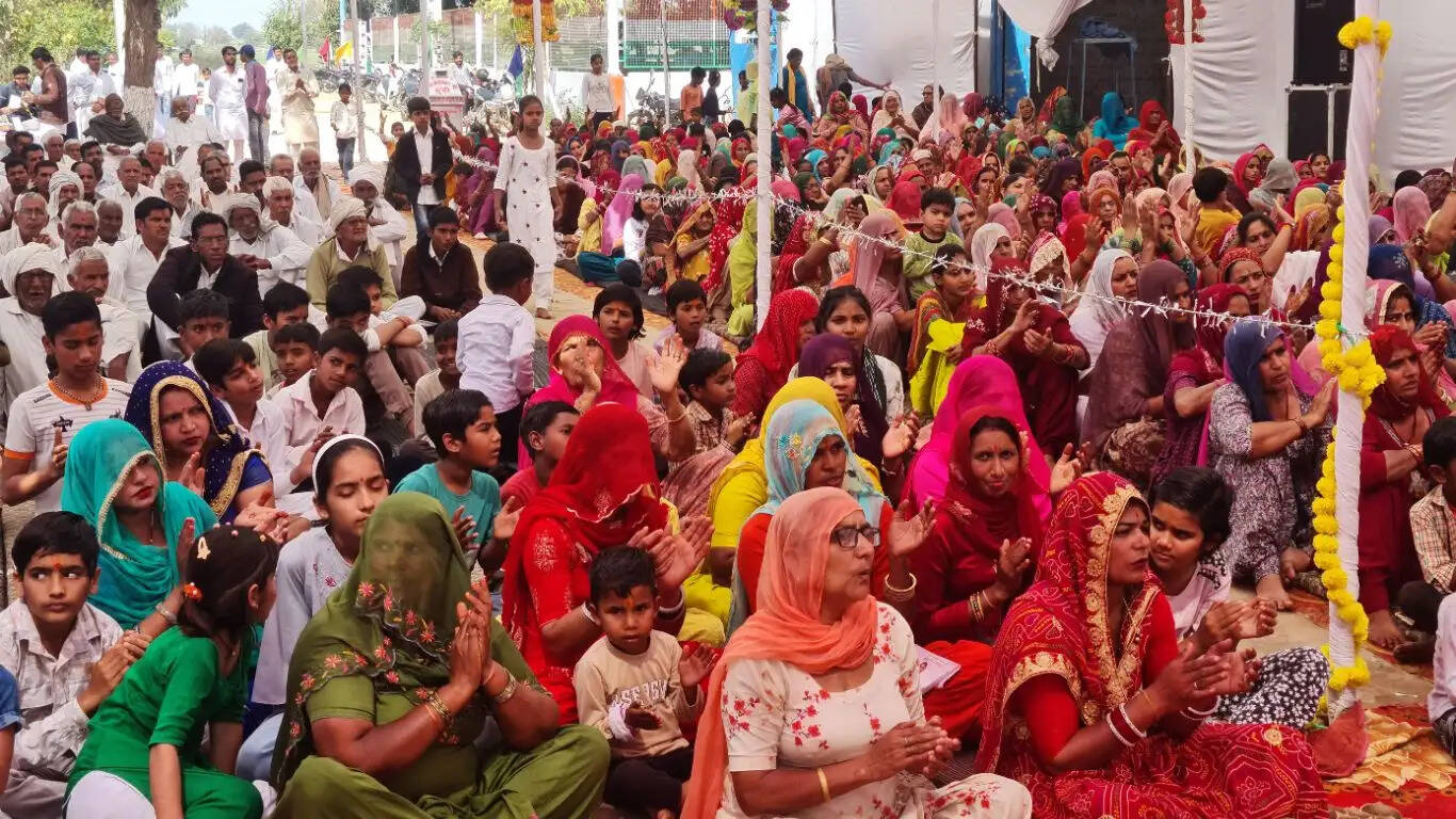 Shrimad Bhagwat Katha in village Dadba Kalan: Hey gatekeepers, tell Kanhaiya that poor Sudama has come to your door
