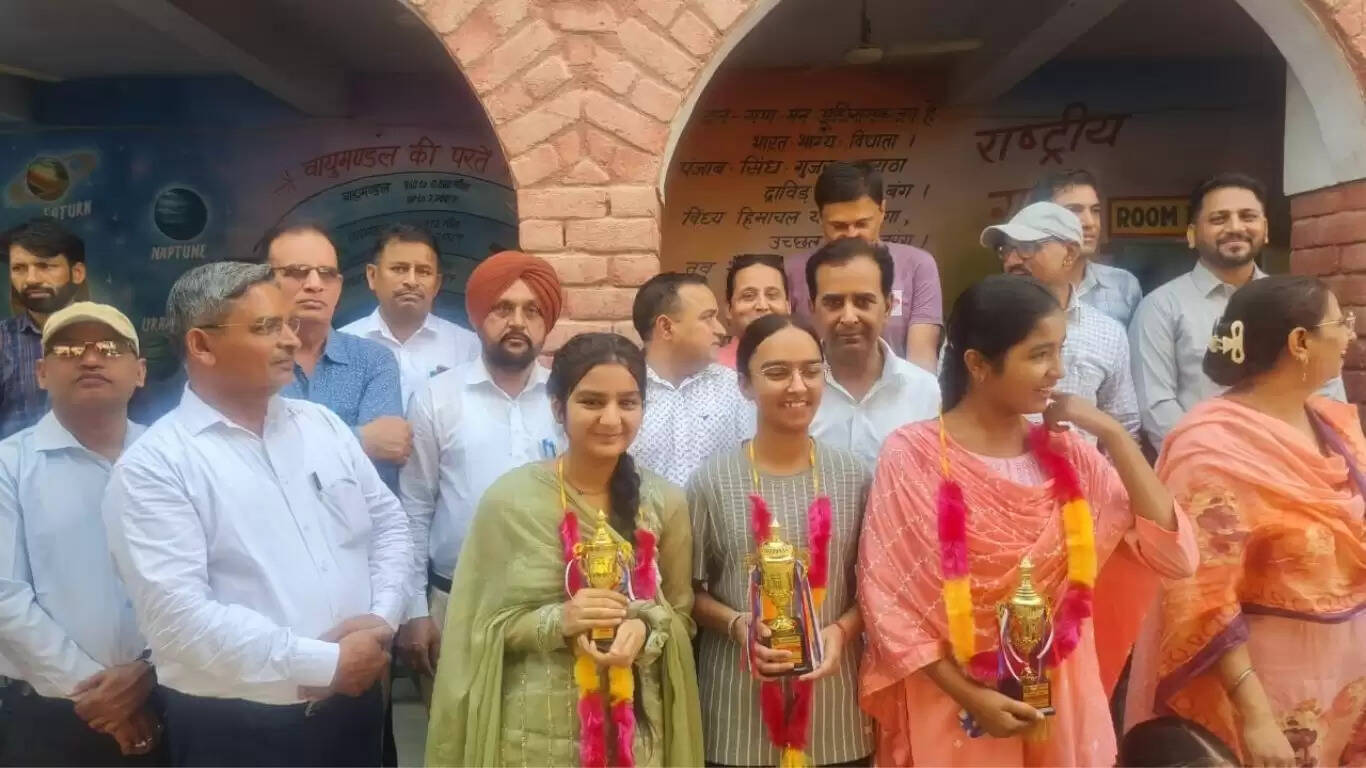 The result of class 10th examination of Government Girls School of Ellenabad was 100%, girl students were honored