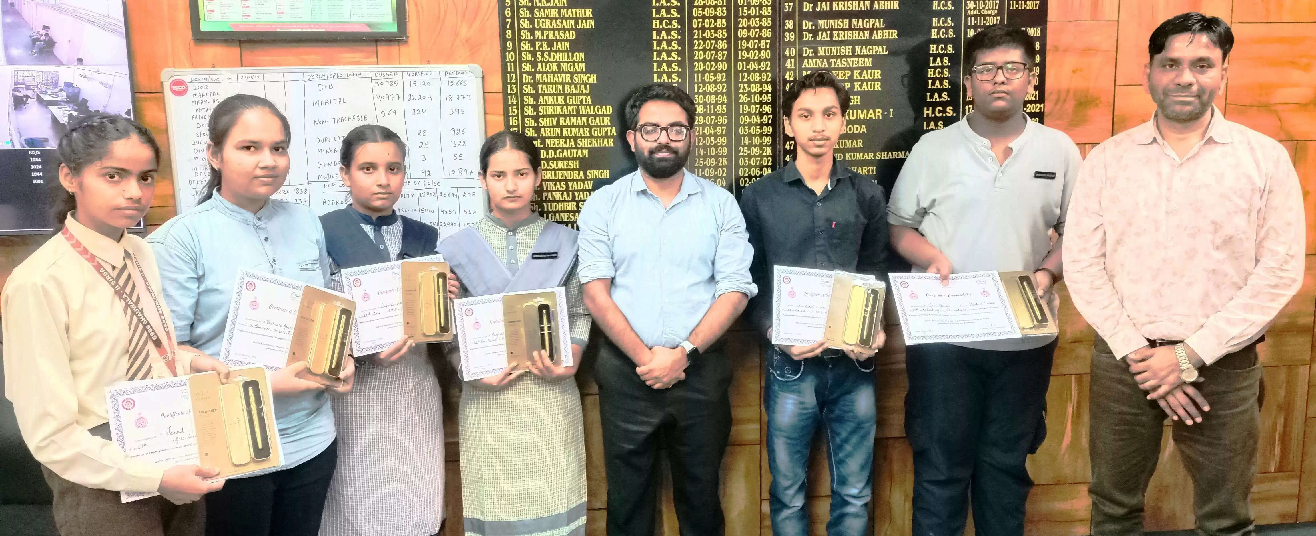 Topper students of government schools in Sirsa learnt about the system of three departments as part of their introduction to administration
