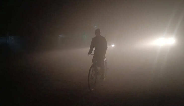 घने कोहरे के बीच बारिश ने बढ़ाई मुसीबत 