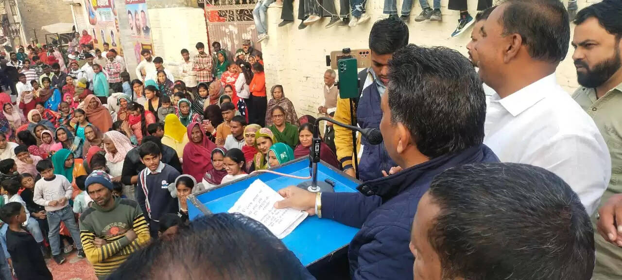 A grand procession was taken out on the occasion of Sant Ravidas Jayanti, senior BJP leader and chief servant of Shri Baba Tara Ji Kutiya, Gobind Kanda, flagged it off by showing the religious flag