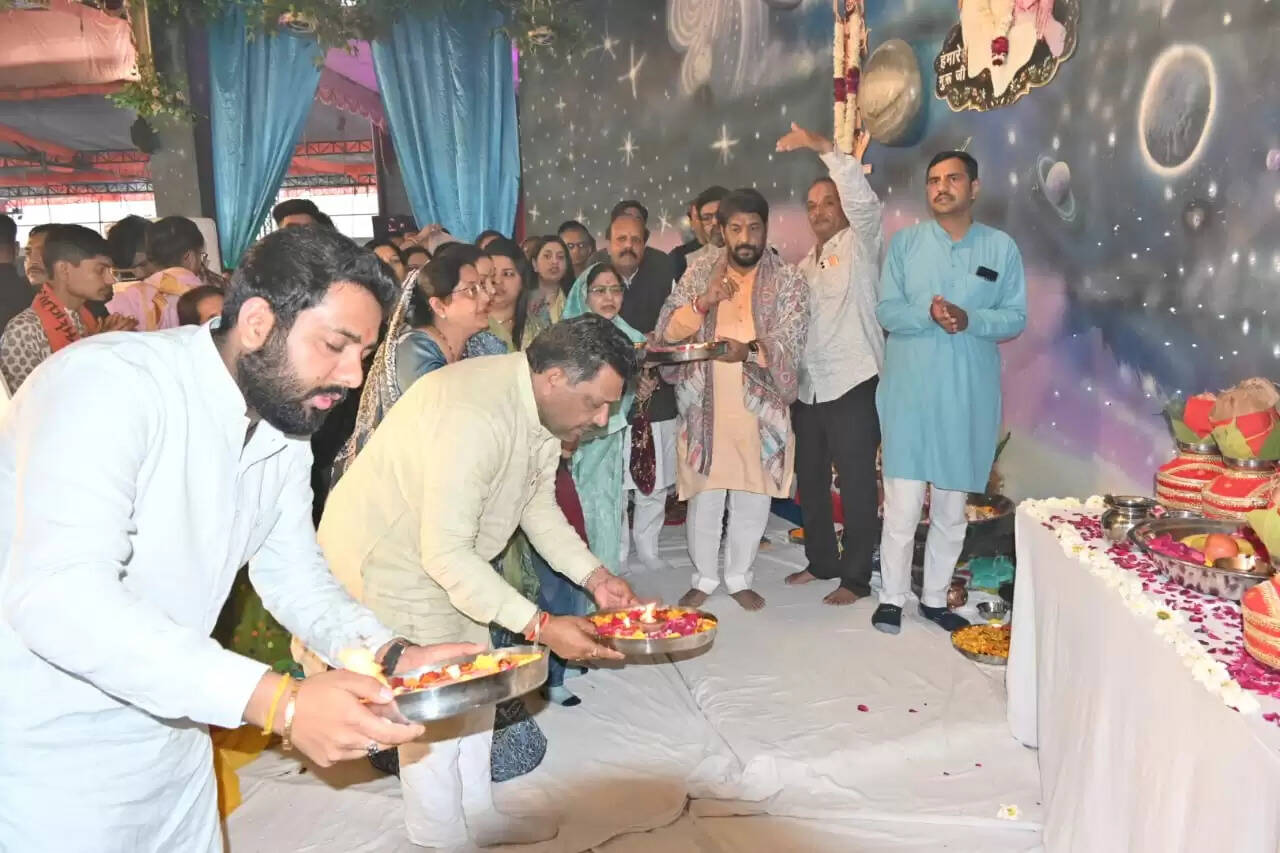 Shiv Puran Katha: By the grace of Lord Shiva, a woman's womb and a man's pocket can never remain empty: Pandit Pradeep Mishra