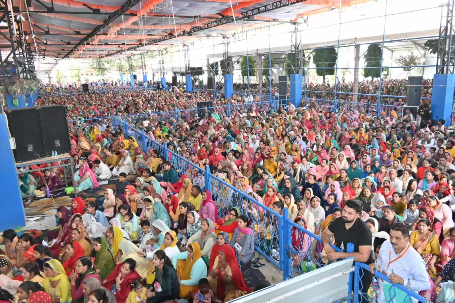 Devotees from all over the country reached Sirsa to listen to the Shiv Mahapuran Katha, Shiv Tatva expert Pandit Pradeep Mishra is narrating the story