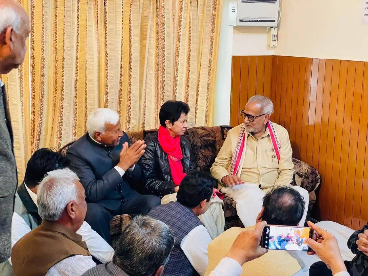 Dignitaries pay tributes on the demise of late Shivlal Singal, younger brother of former Odisha Governor Prof Ganeshi Lal