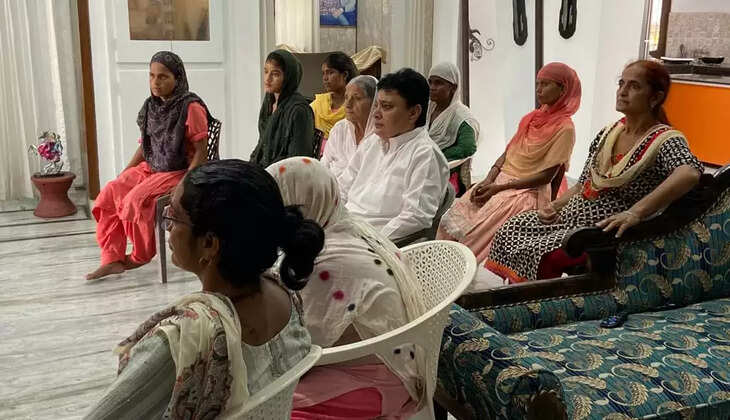 भाजपा महिला मोर्चा ने परिजनों के साथ देखा पीएम के मन की बात का 105वां एपिसोड