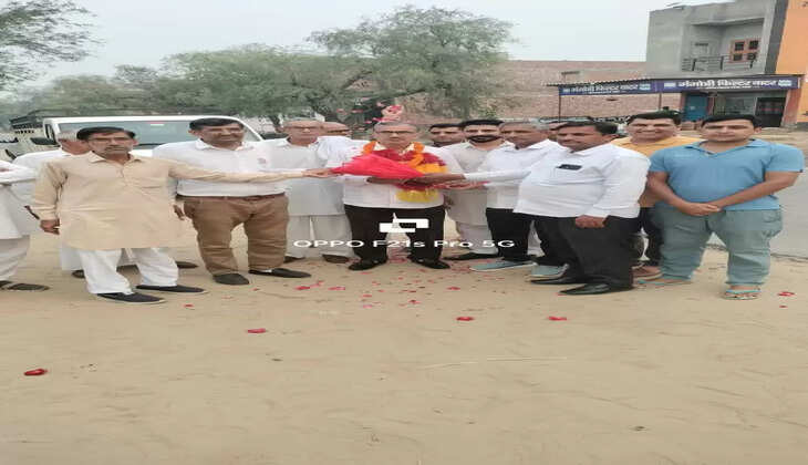 Assistant Treasurer Prahlad Mothsara retired after serving for 33 years in village Hanjira, a grand farewell ceremony was organised