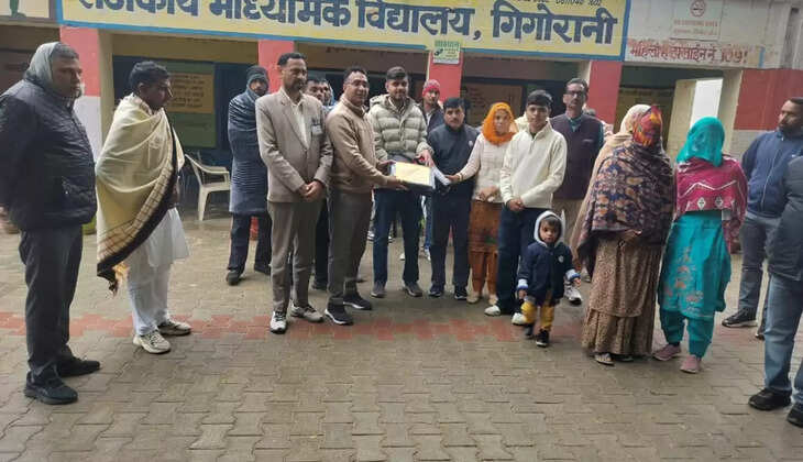 Manjeet Nagar of Gigorani village, who got admission in IIT Delhi, honored