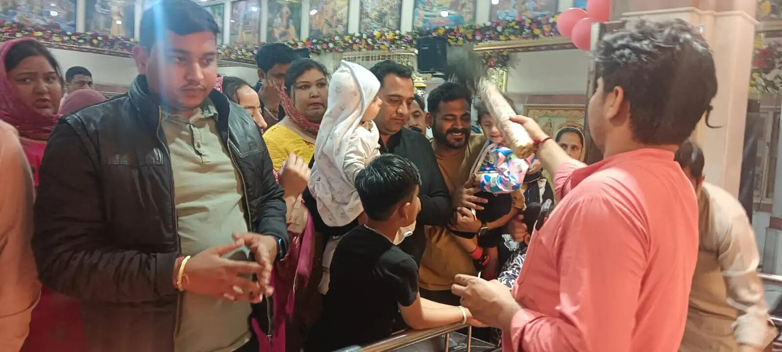 In the Falgun festival at Shri Khatu Shyam Dham, devotees played Holi with flowers and gulal with Baba Shyam and sang hymns of Baba Shyam
