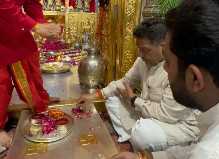 A large bhajan evening was organized at the Shri Salasar Dham Temple on the occasion of Shri Hanuman's birth anniversary. Gobind Kanda lit the lamp