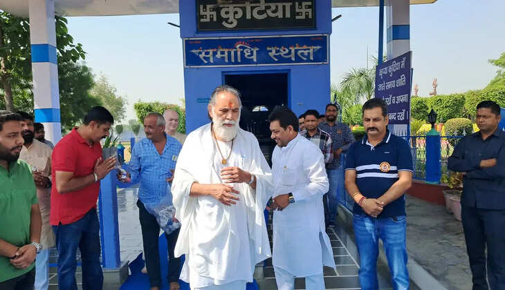 बाबा जी की कुटिया पर जाकर नवाया शीश, की पूजा अर्चना