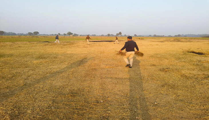 पुलिस कर्मचारियों को ऐसा करते देखकर लोग हो गये हैरान