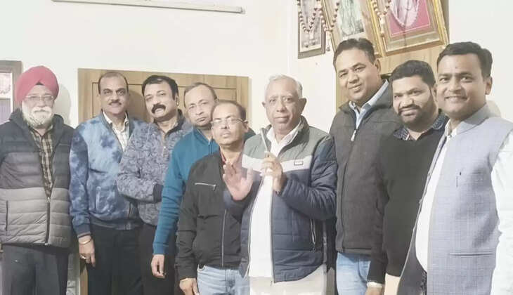 Traders discussed their problems in the monthly meeting