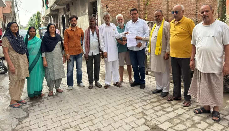 Residents of Sirsa Friends Colony submitted a memorandum regarding drinking water shortage
