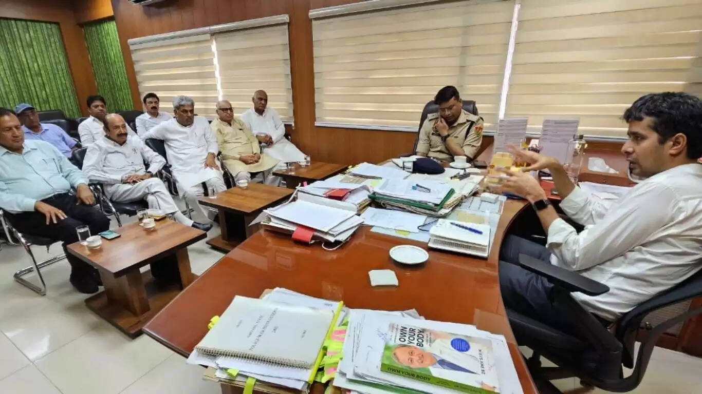 In view of the increasing tension on the border in Sirsa, the Civil Council held an all-party meeting, extended full support to the army and administration, appealed to the public to maintain restraint