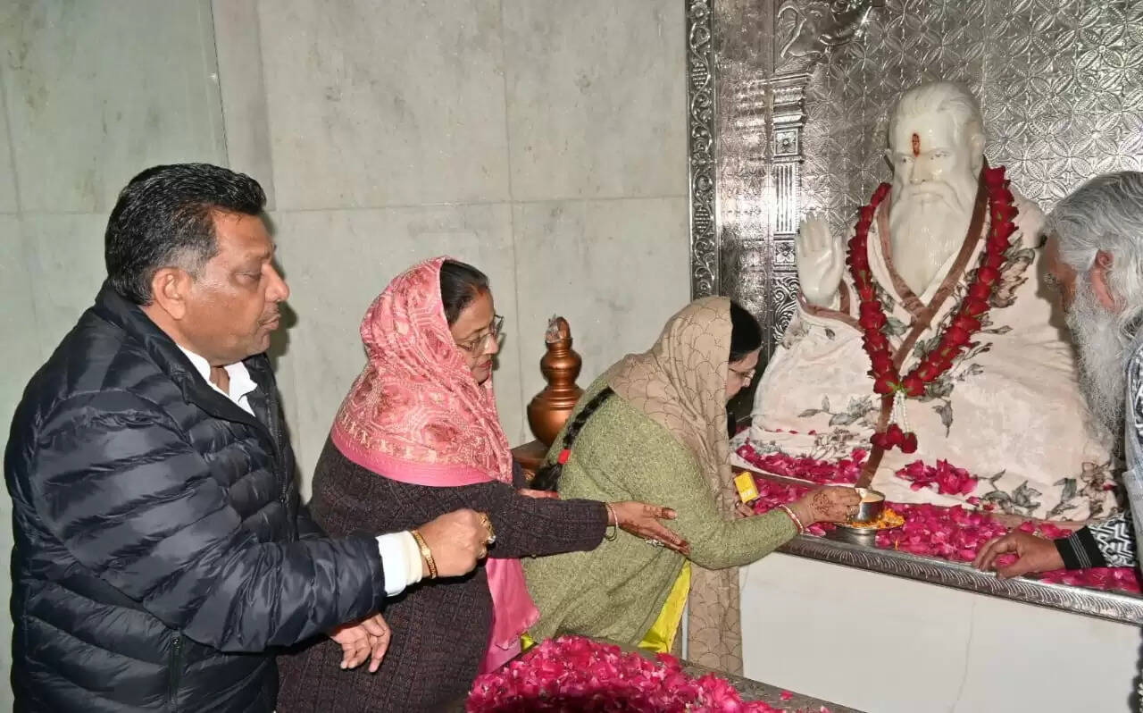 Bhajan Sandhya held on the occasion of 55th Mahaparinirvan Day of Shri Baba Bihari Ji